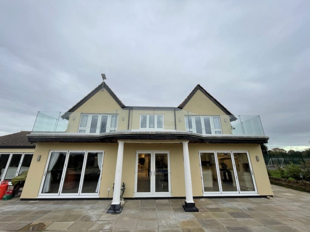 Frameless glass balustrade for a balcony area