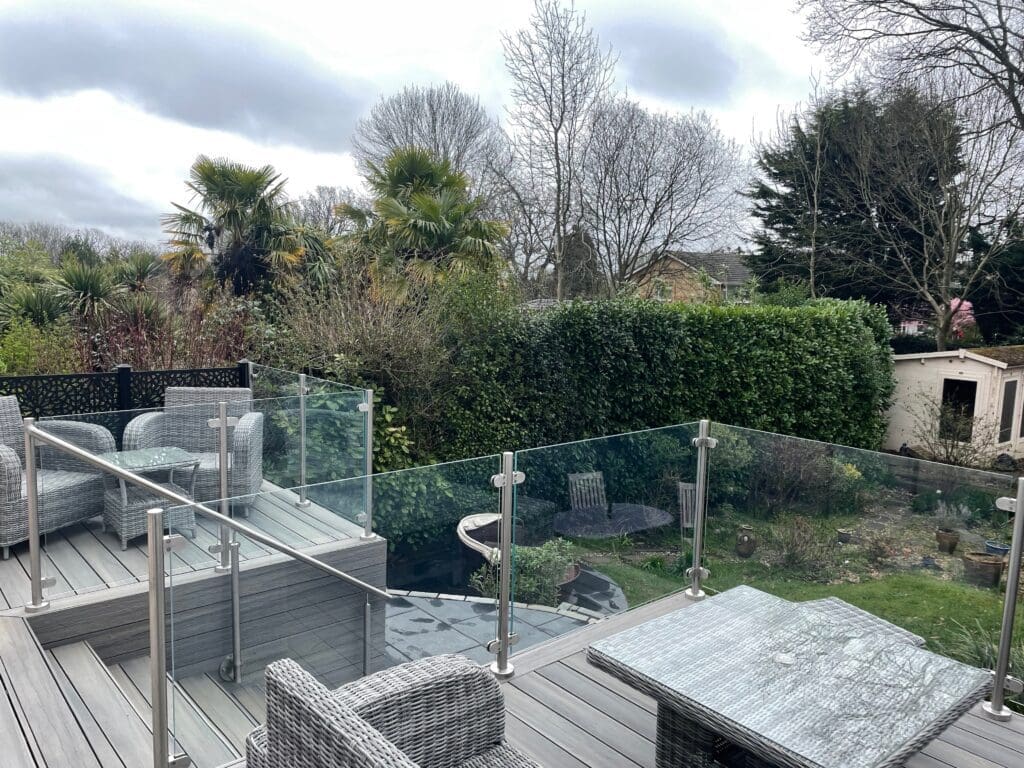 Free floating glass balustrade