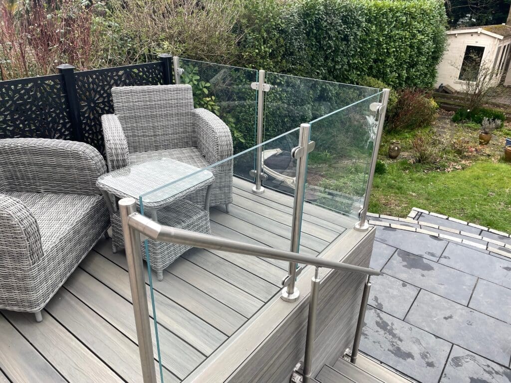 Free floating glass balustrade