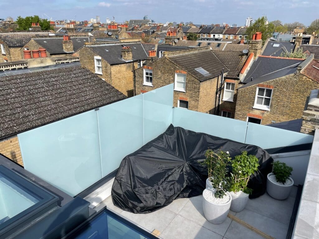 Opaque glass balustrade for a rooftop area