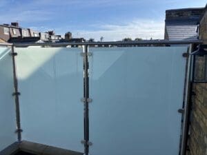 Terraced area glass balustrade privacy screen - Archie, South West London