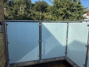 Terraced area glass balustrade privacy screen - Archie, South West London