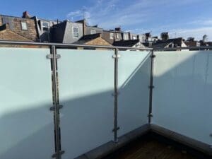 Terraced area glass balustrade privacy screen - Archie, South West London