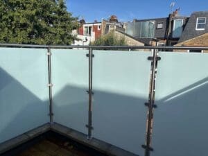 Terraced area glass balustrade privacy screen - Archie, South West London